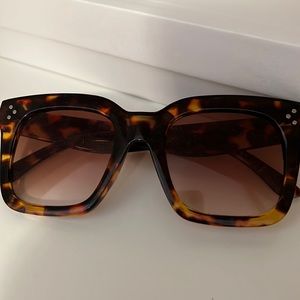 Brown tortoise shell sunglasses